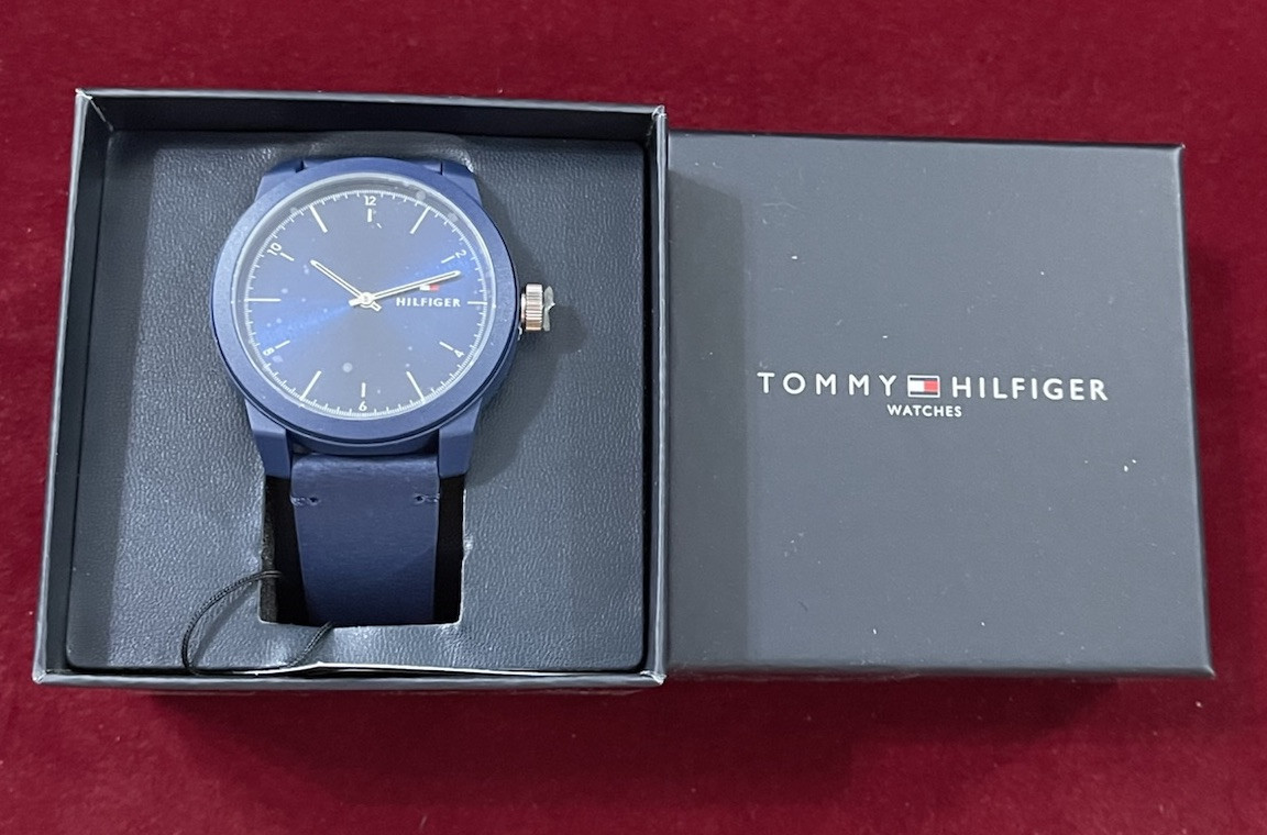 Tommy Hilfiger 1710543 Men’s Denim Navy Dial with Navy Leather Strap Watch, 42mm