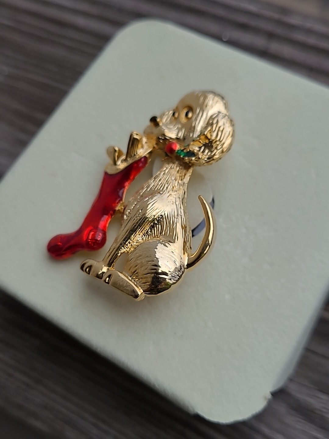 NEW Vtg Gerry’s Christmas Puppy Hound Dog Stocking Gold Tone Textured Pin Brooch