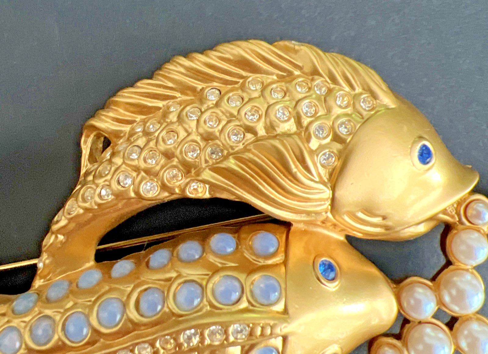 VTG. SIGNED 1990’S AVON ELIZABETH TAYLOR SHIMMERING SEA KOI FISH BROOCH
