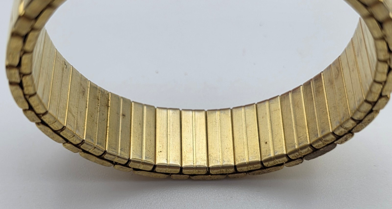 Vintage Gold Tone Expandable Stretch Bangle Bracelet 14.2mm Wide 6-8 in