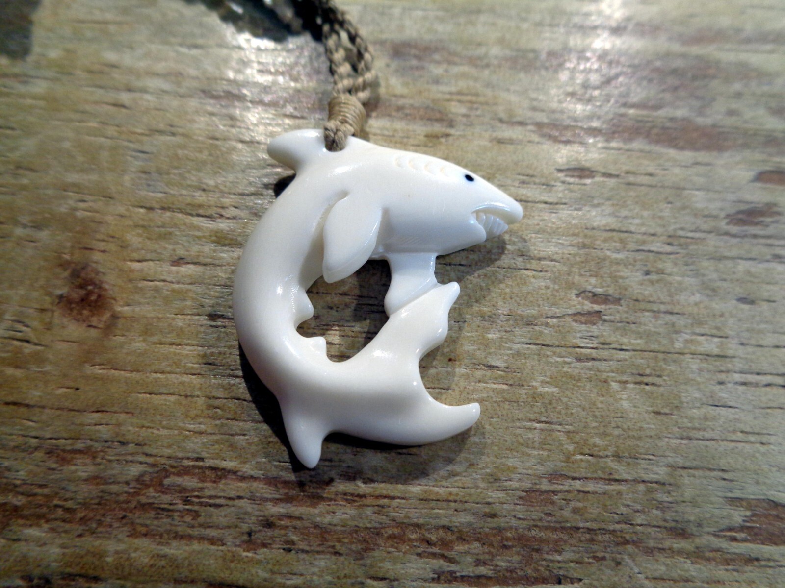 31MM CARVED WATER BUFFALO BONE HAWAIIAN MANO NIUHI SHARK PENDANT NECKLACE 28″