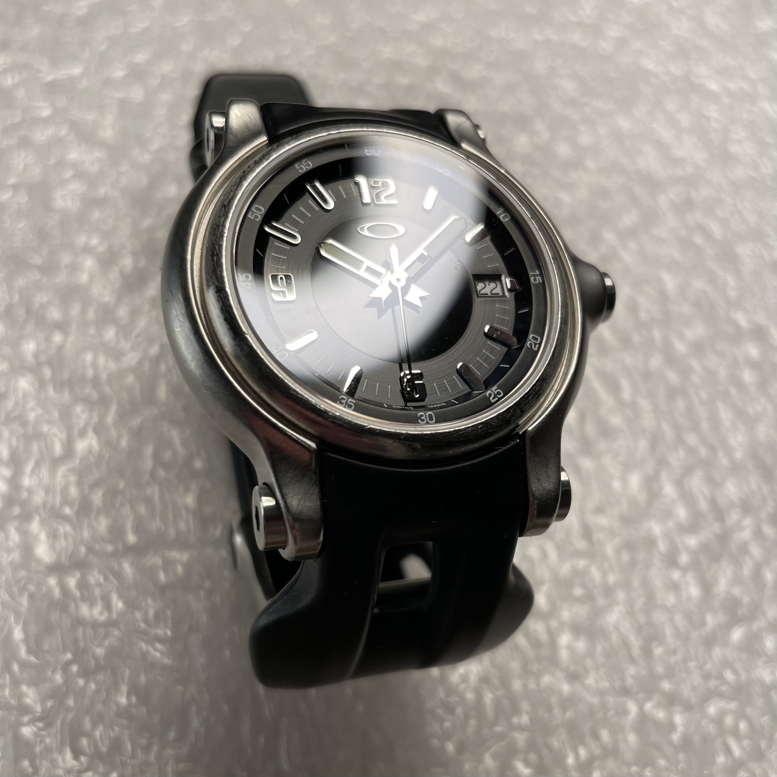 OAKLEY HOLESHOT 3 HAND WATCH. Swiss Made. +Batteries. Check description.