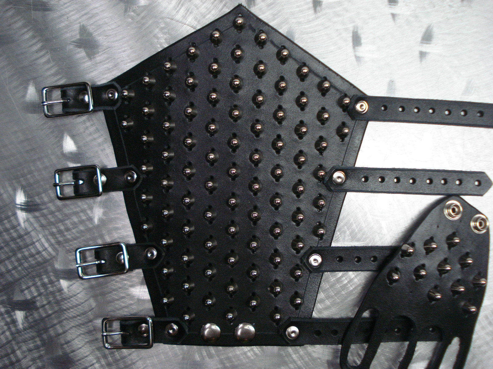 UNISEX LEATHER STUDDED FIST GAUNTLETS….BLACK METAL.(MDLUG0175)….. RAVEN’S