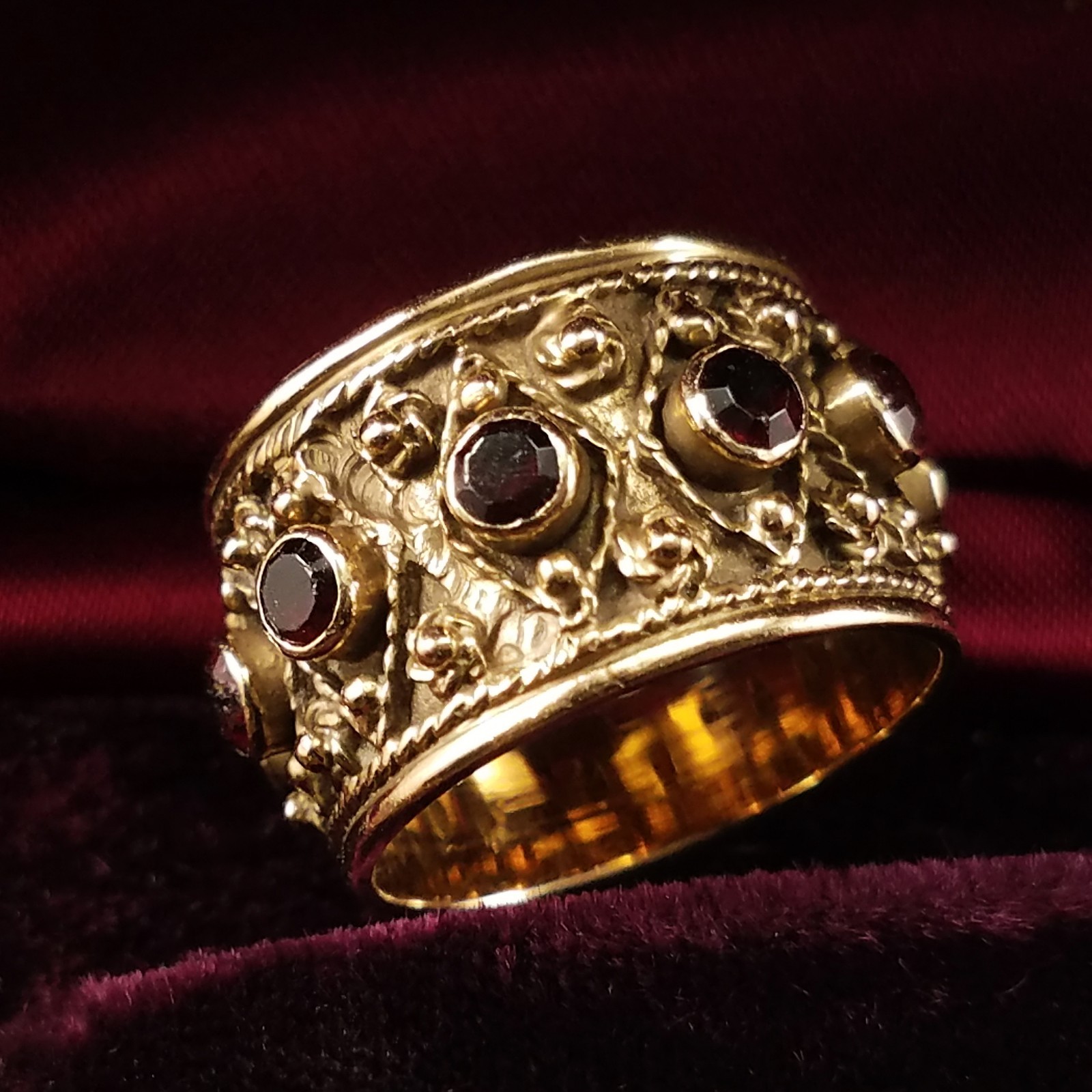 Heavy Vintage 14K Gold Etruscan Garnet Cigar Band Ring Size 7 Wide 8.29g