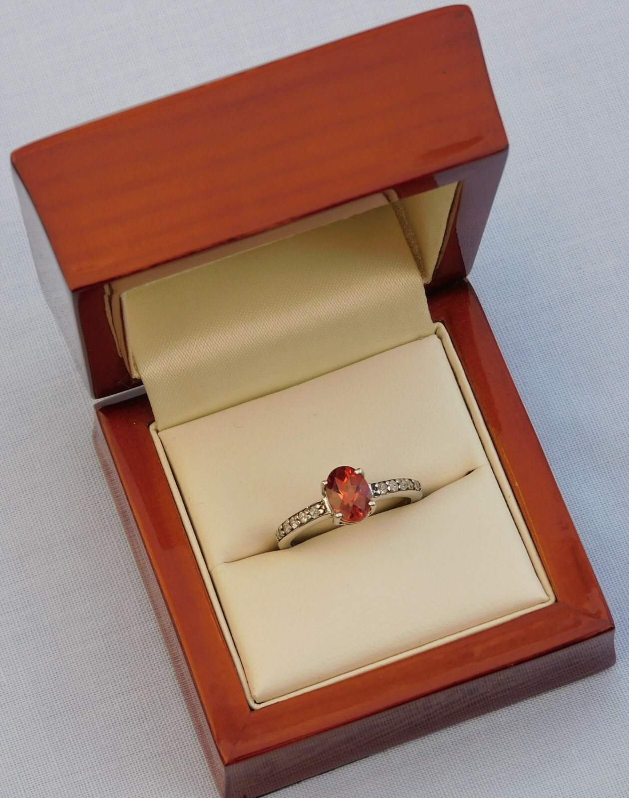 GEMPORIA TGGC CR 9CT WHITE GOLD 1ct RED ANDESINE WHITE TOPAZ RING 2g SIZE N 1/2