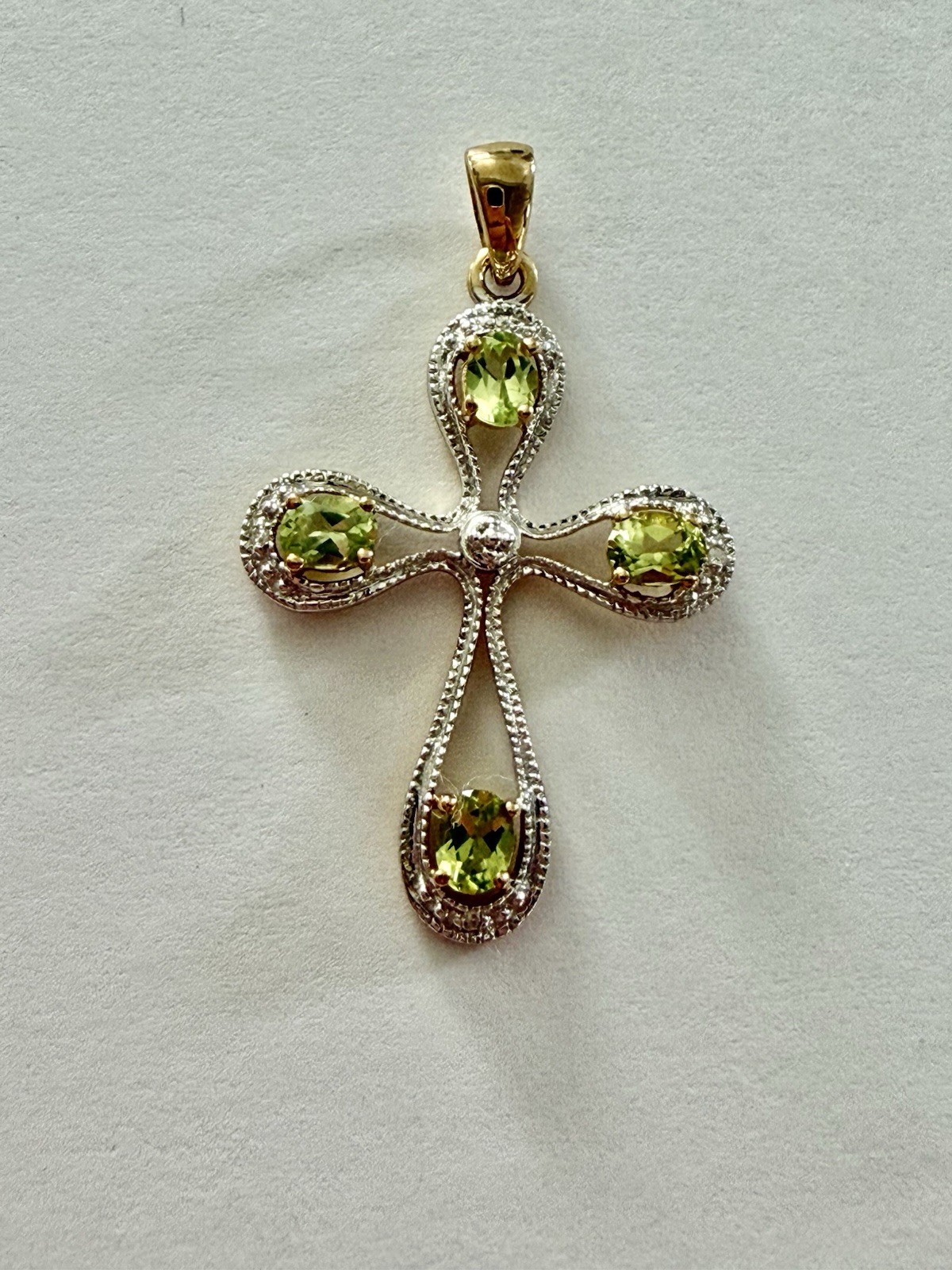 10k Yg Wg PERIDOT Cross Pendant