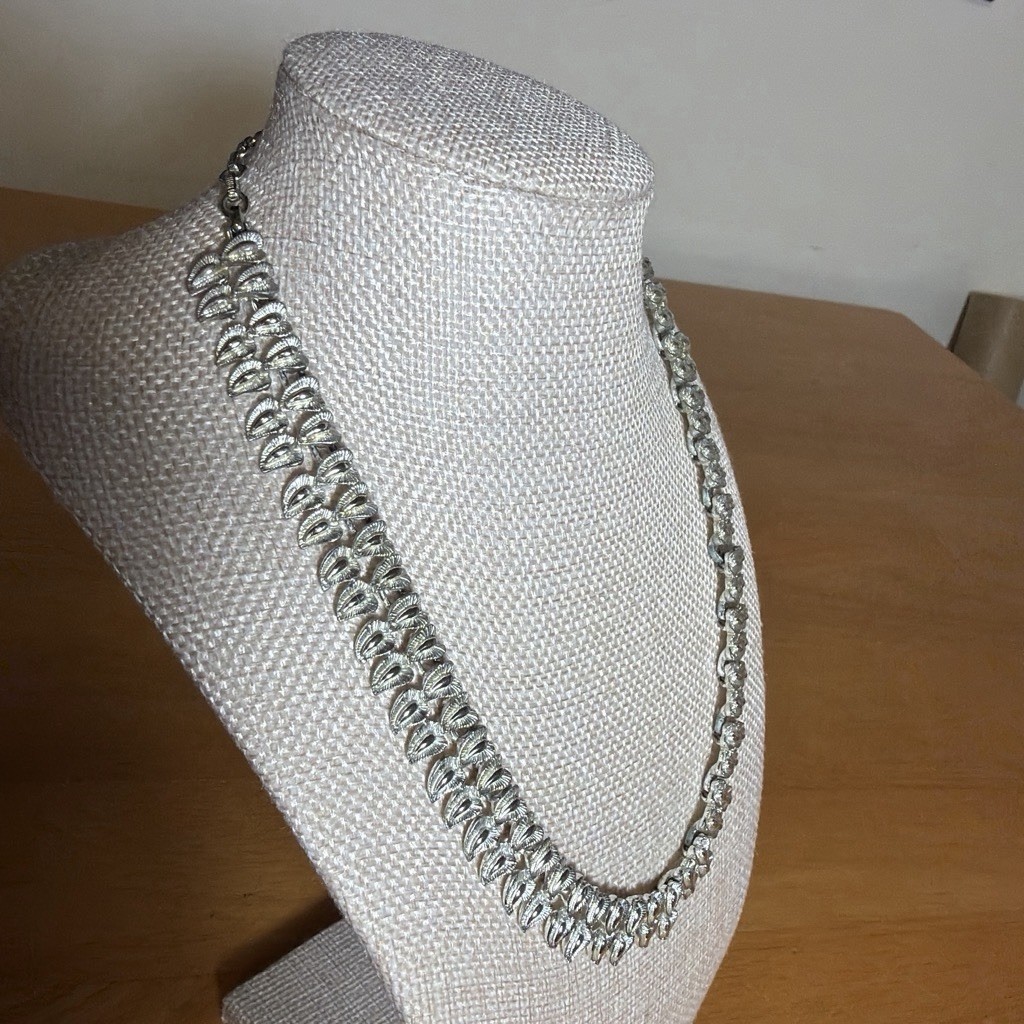 Vintage Coro Silver Tone Statement Leaf Link Chain Necklace 18” Hook Closure