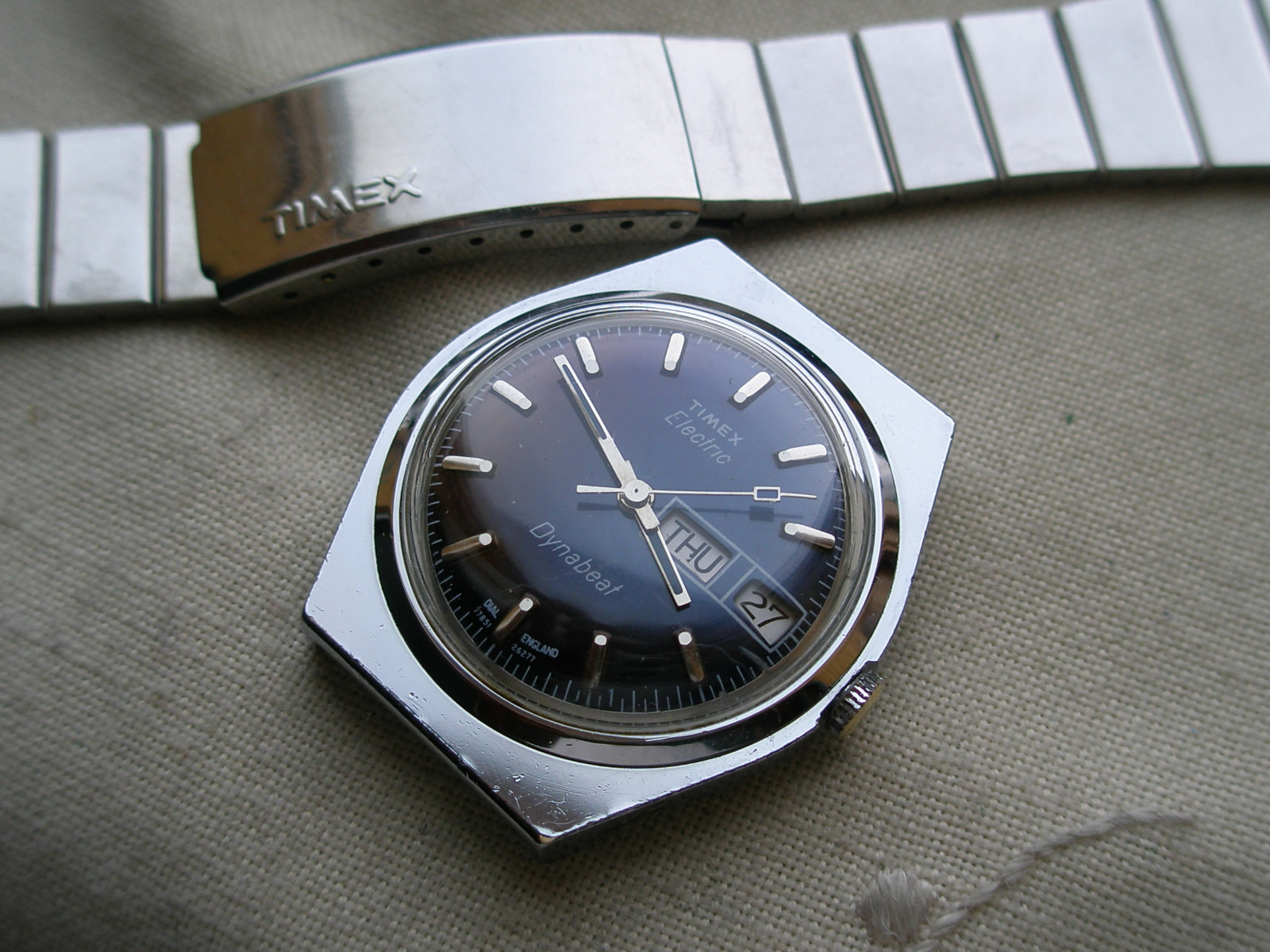 LARGE VINTAGE 1968 TIMEX ELECTRIC DYNABEAT, CHROME/SS, NEEDS HELP.