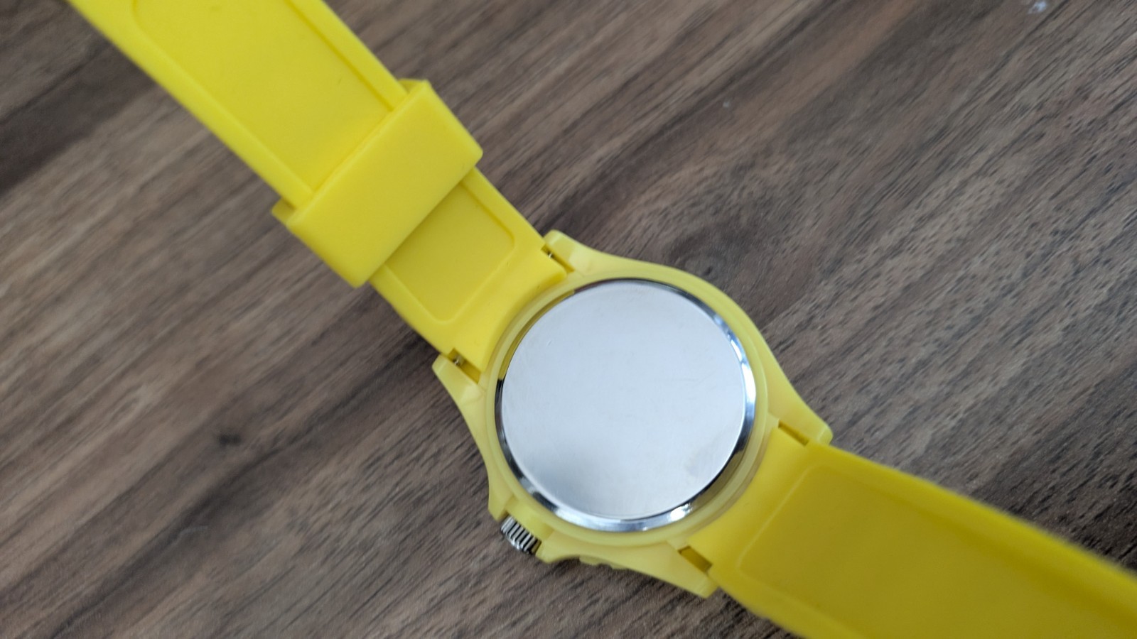 Yellow Brazil Flag Quartz Watch – Sporty Silicone Strap, Rotating Bezel