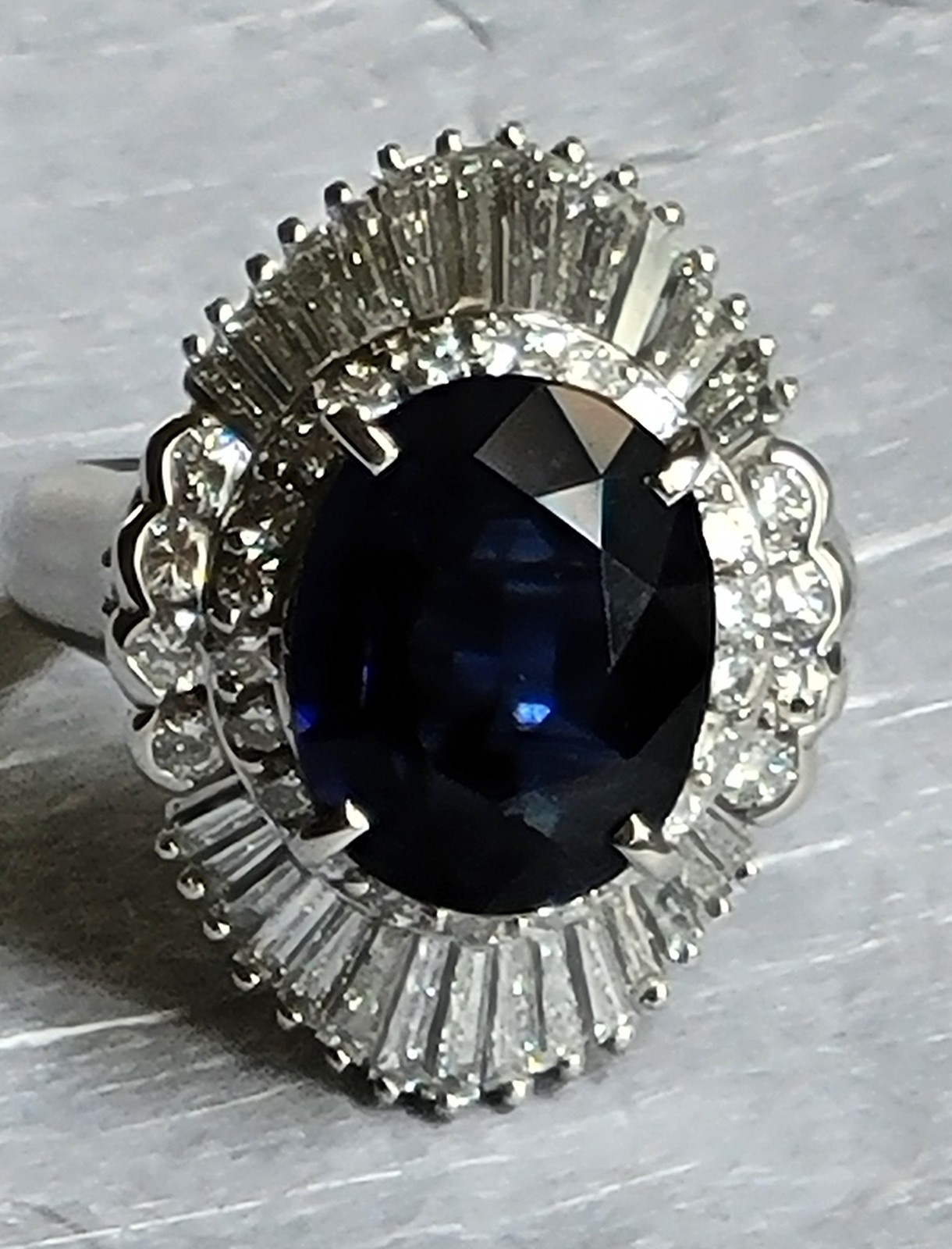 GORGEOUS ESTATE 4.90 CT OVAL CUT SAPPHIRE 1.47 CT DIAMONDS P900 RING SZ 6 – FS