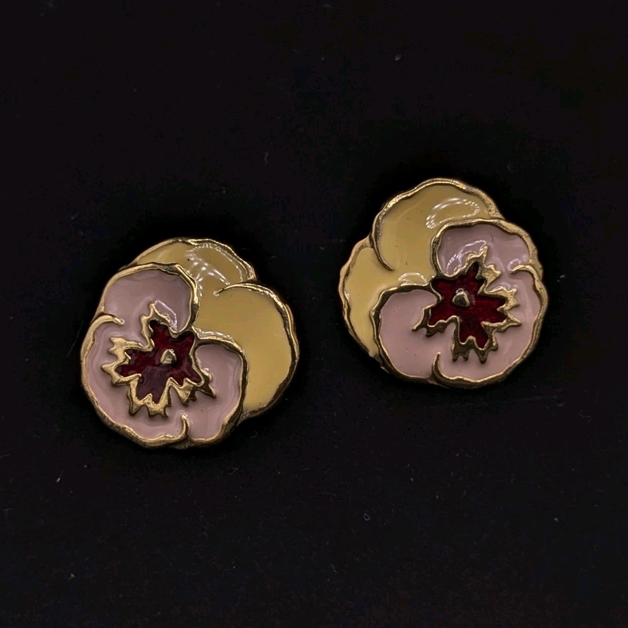 Vintage Avon FullBloom Pansy Flower Clip On Earrings Enamel Gold Tone Cream Pink