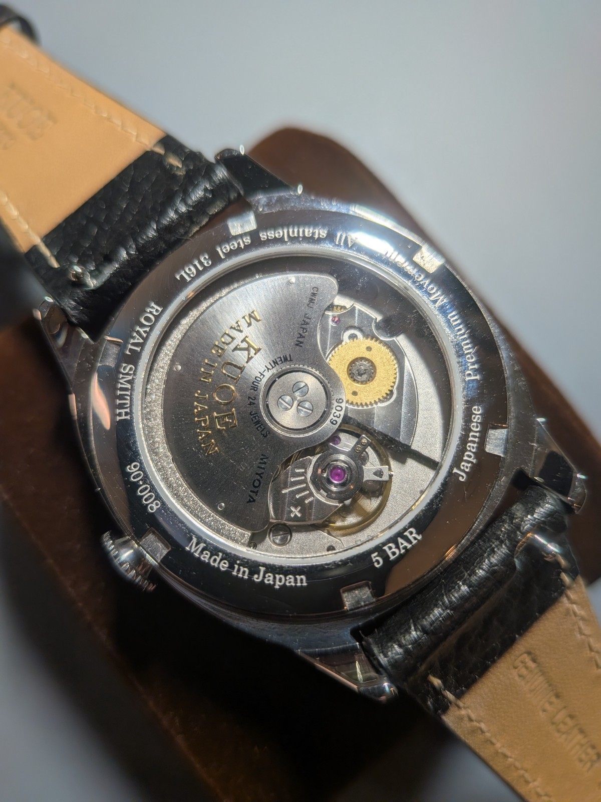 KUOE_ROYAL SMITH_90-008 Silver Case with Gold Indices_ Unisex 34mm Made in Japan
