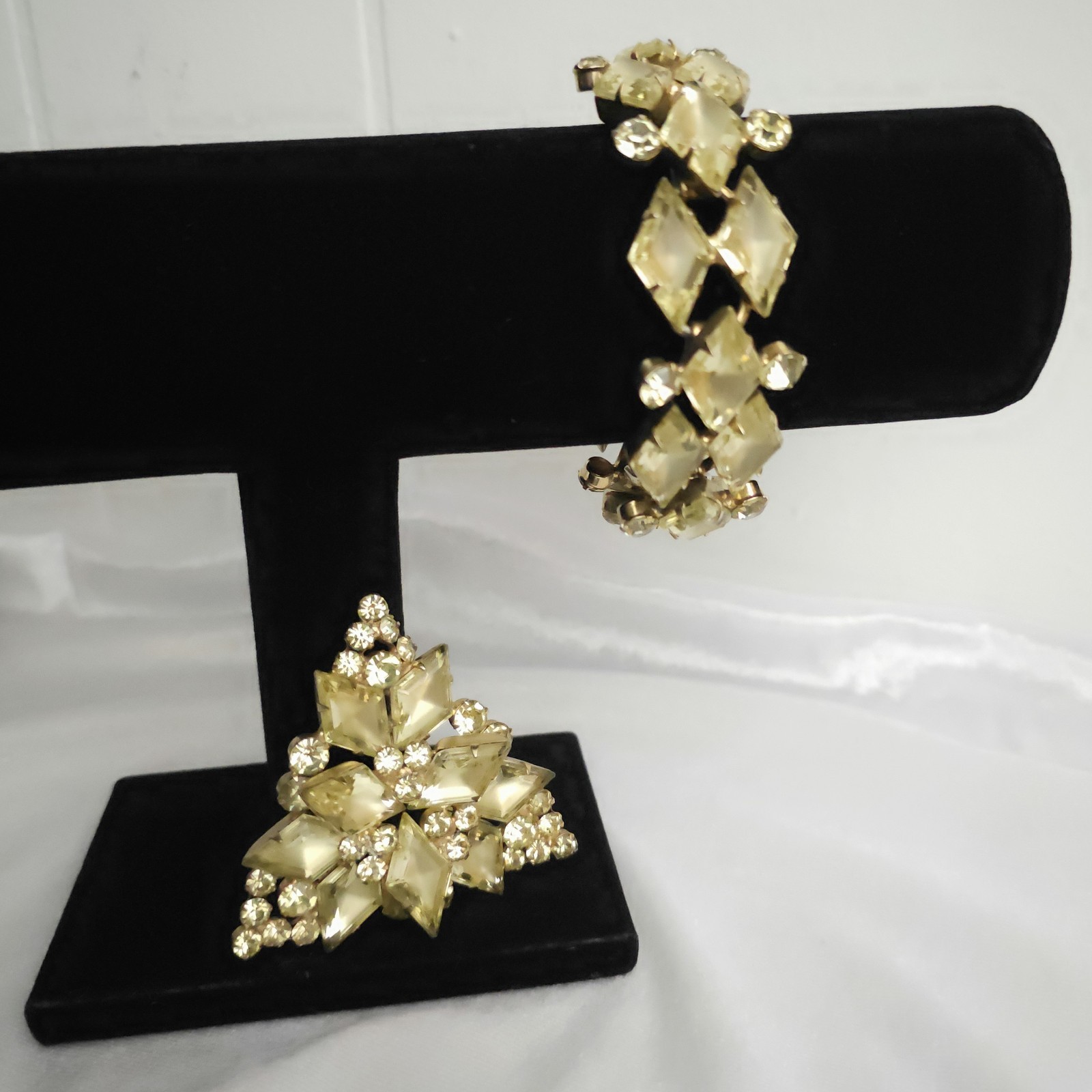Vtg JULIANA D&E Yellow Jonquil Frosted Kite Rhinestone Set Link Bracelet Brooch