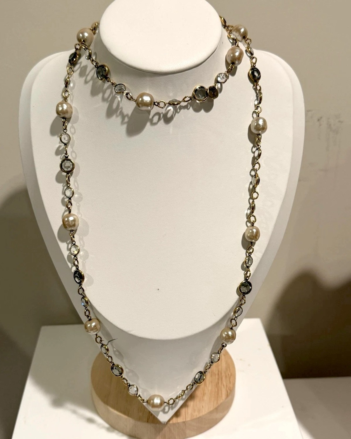 Authentic Vintage Chanel 1981 Gripoix Pearl Crystal Sautoir Necklace 35″ Gold