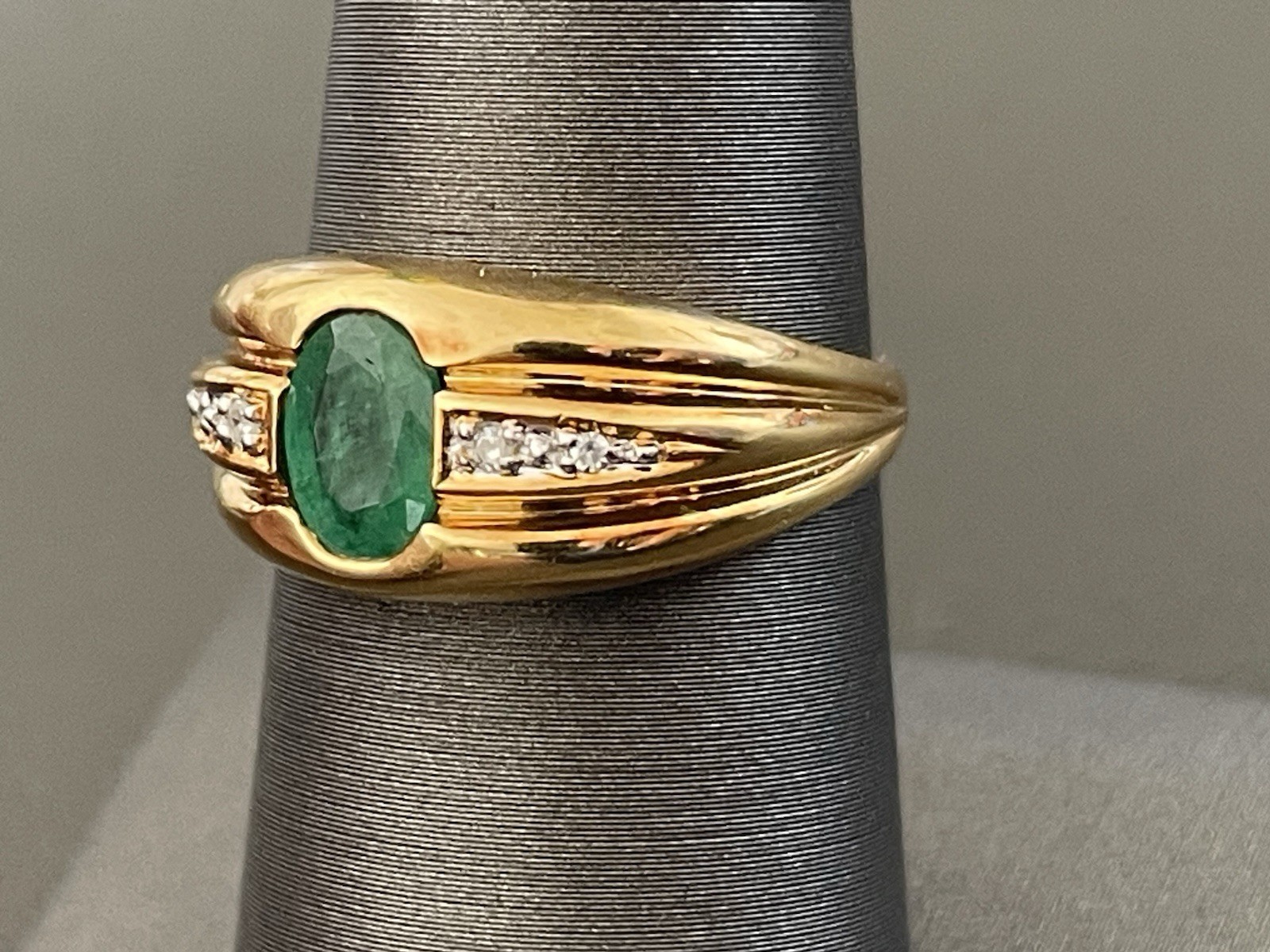 18KT Yellow Gold 0.60CT Emerald & 0.04CTW Diamond Ring. Size 7(K10)