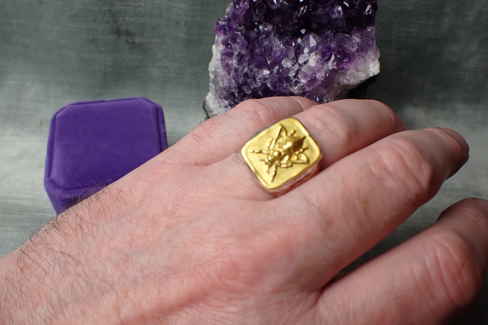 Mens Bee Ring 🐝Gold Tone Signet Ring Size 10