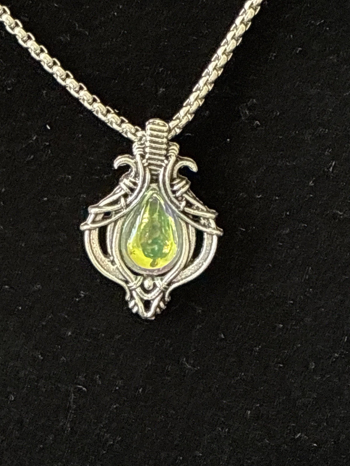 Silver Tone Rope Chain Necklace Green Teardrop Crystal Pendant Art Nouveau