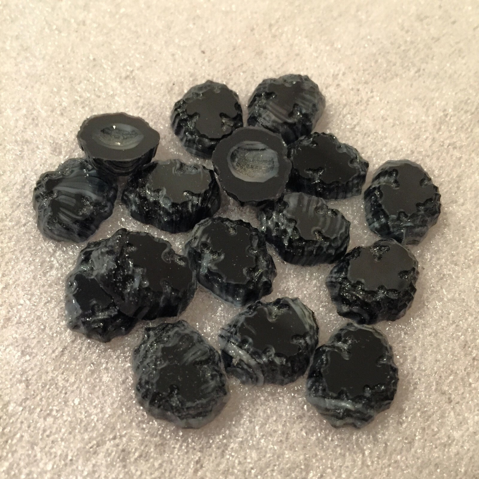 N58 Vintage 18x14mm (approx) black & grey glass ‘agates’ (16)