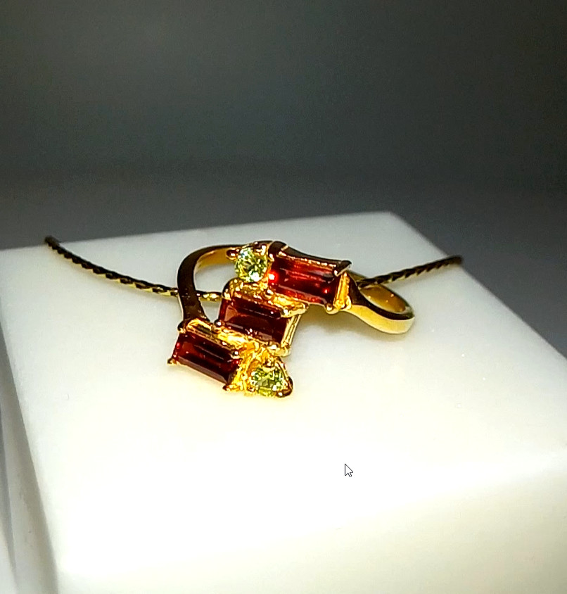 🔥🔥🔥Exclusive GARNET & PERIDOT RING in Silver and Gold – UNIQUE, Size 17.25