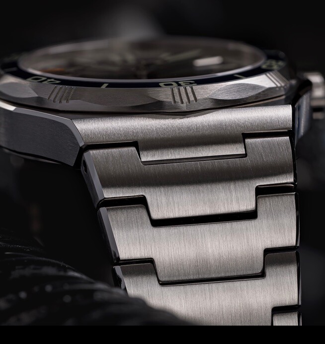 Ocean Crawler Bolt – Red Dial Diving Watch Stainless Steel.
