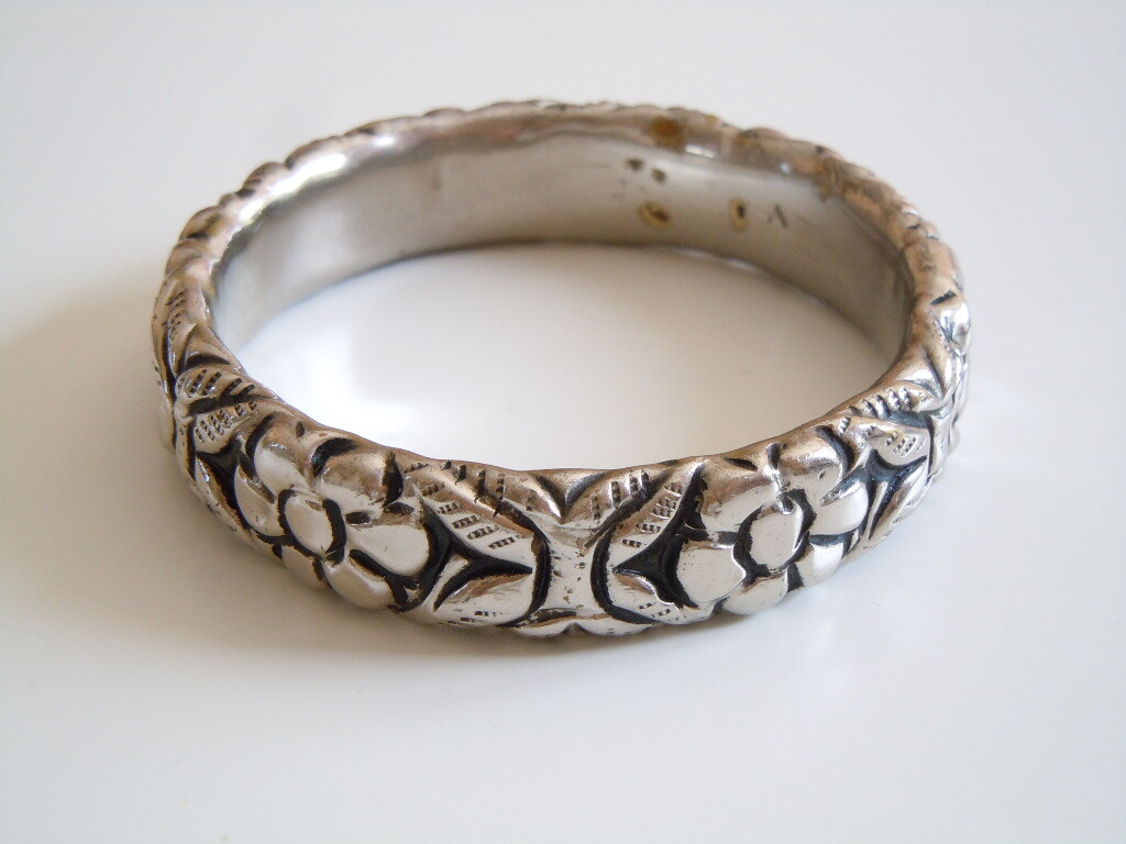 Flower Relief Bangle Rattles With Movement 45.8 G/Ø 6.6 Cm