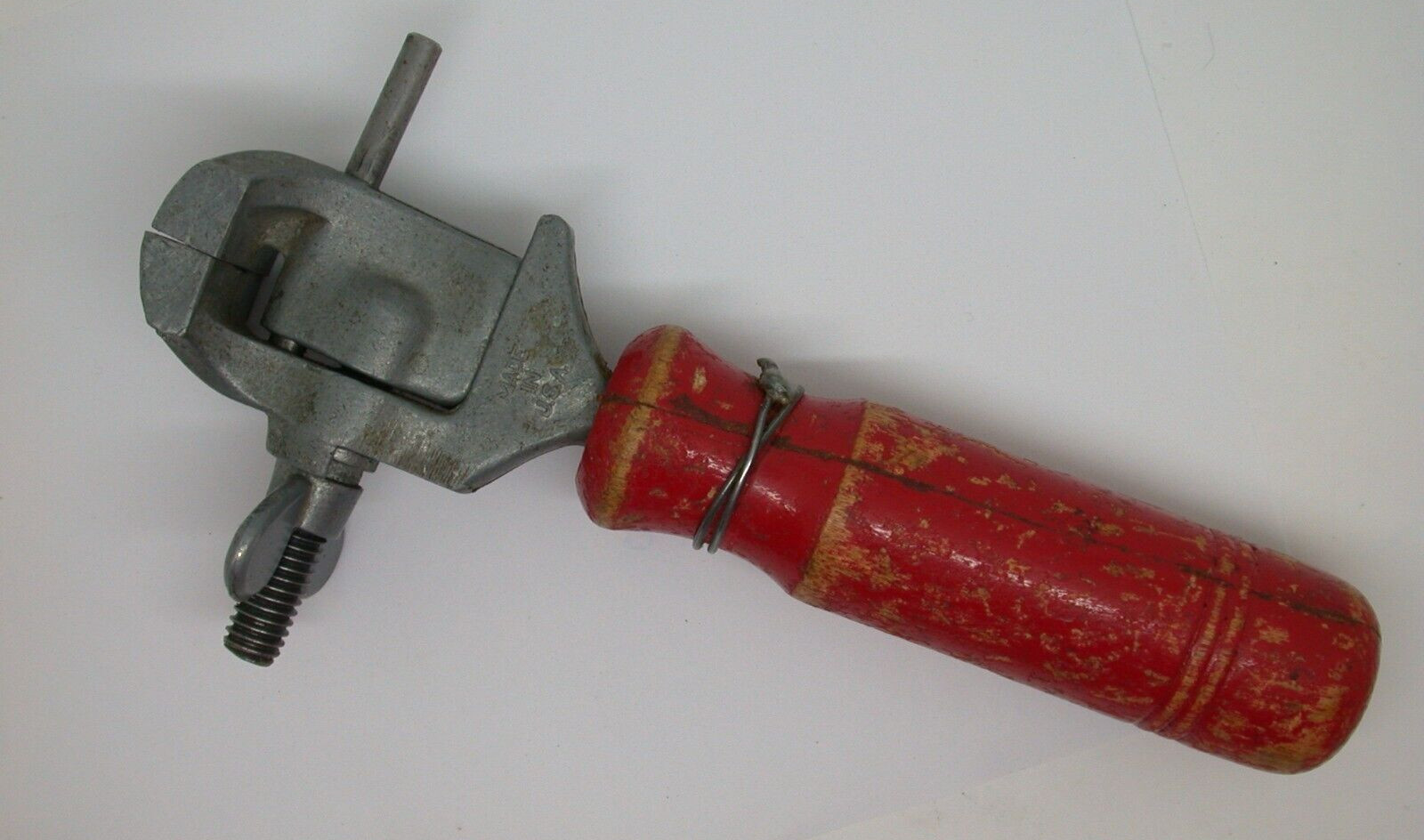 VINTAGE HAND VISE, GOOD FOR A NUMBER OF JOBS – 13MR35
