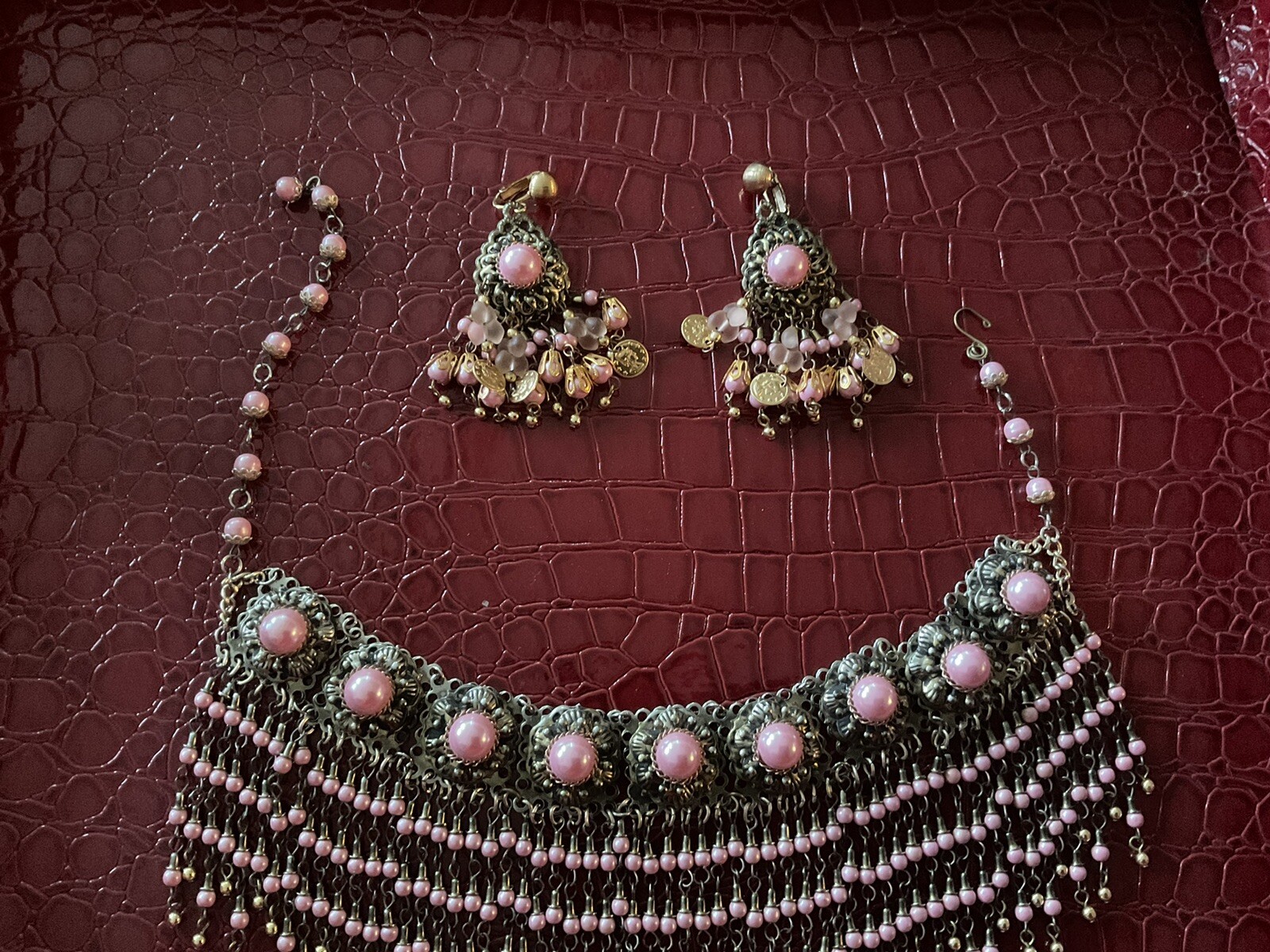 EXTRAVAGANT BEADED CORAL TONED DETAILED FRINGE LADY COLAR/EARRING SET VINTAGE FS