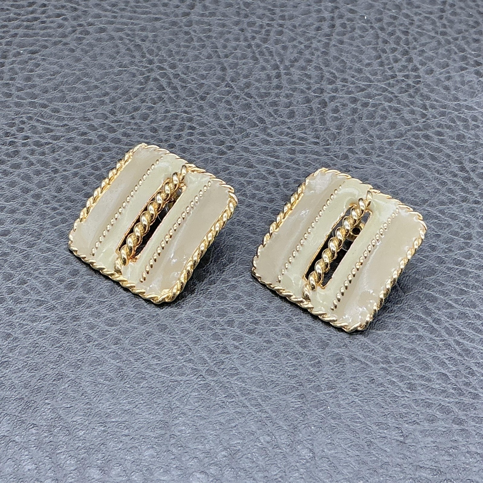 Earrings Stud Womens Gold Tone Beige Enamel Square Textured Button 1″ Jewelry
