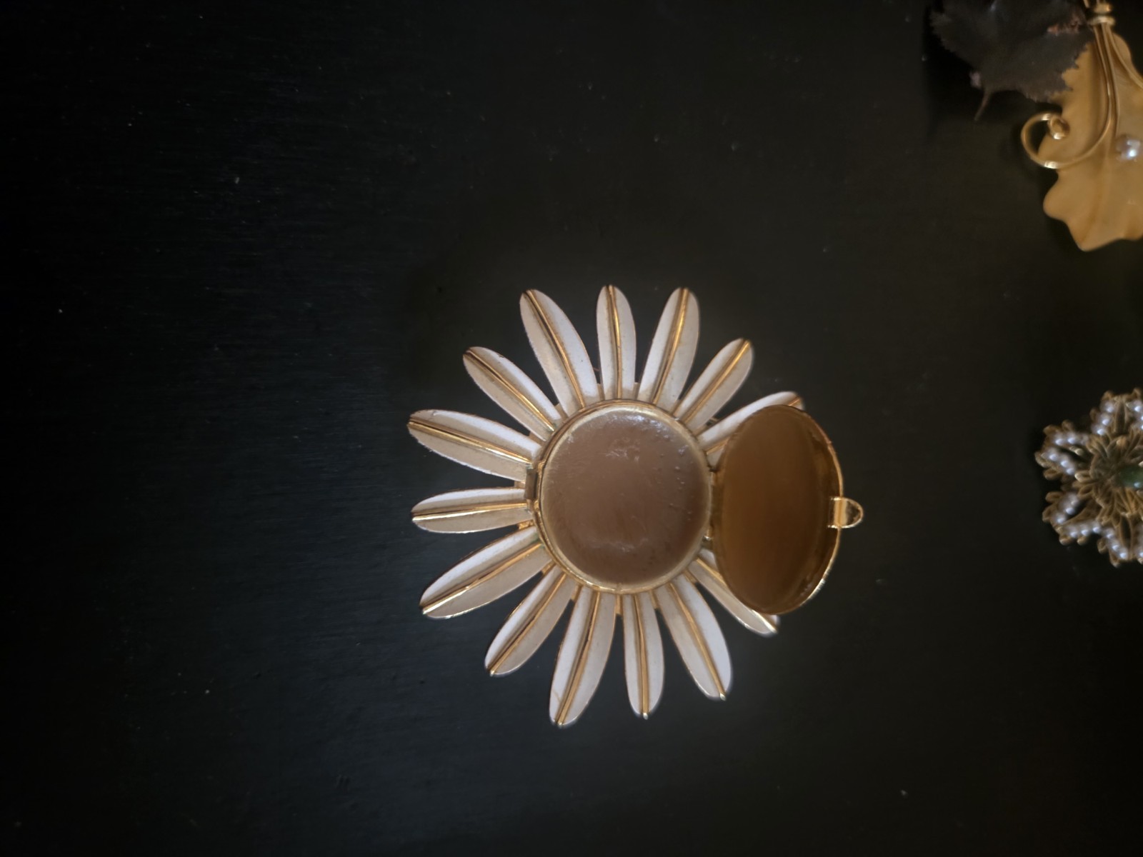 Gold Tone White Enamel Vintage AVON Daisy Flower Locket Brooch Pin Hinged 2.5 in