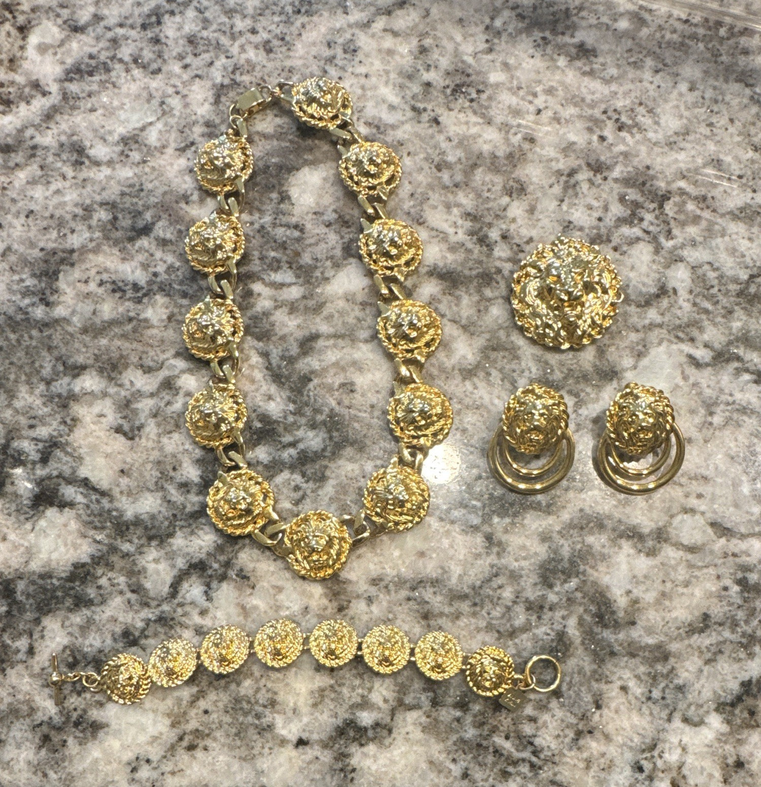 ANNE KLEIN GOLD-TONED COSTUME JEWELRY SET FEATURING A LION HEAD MOTIF