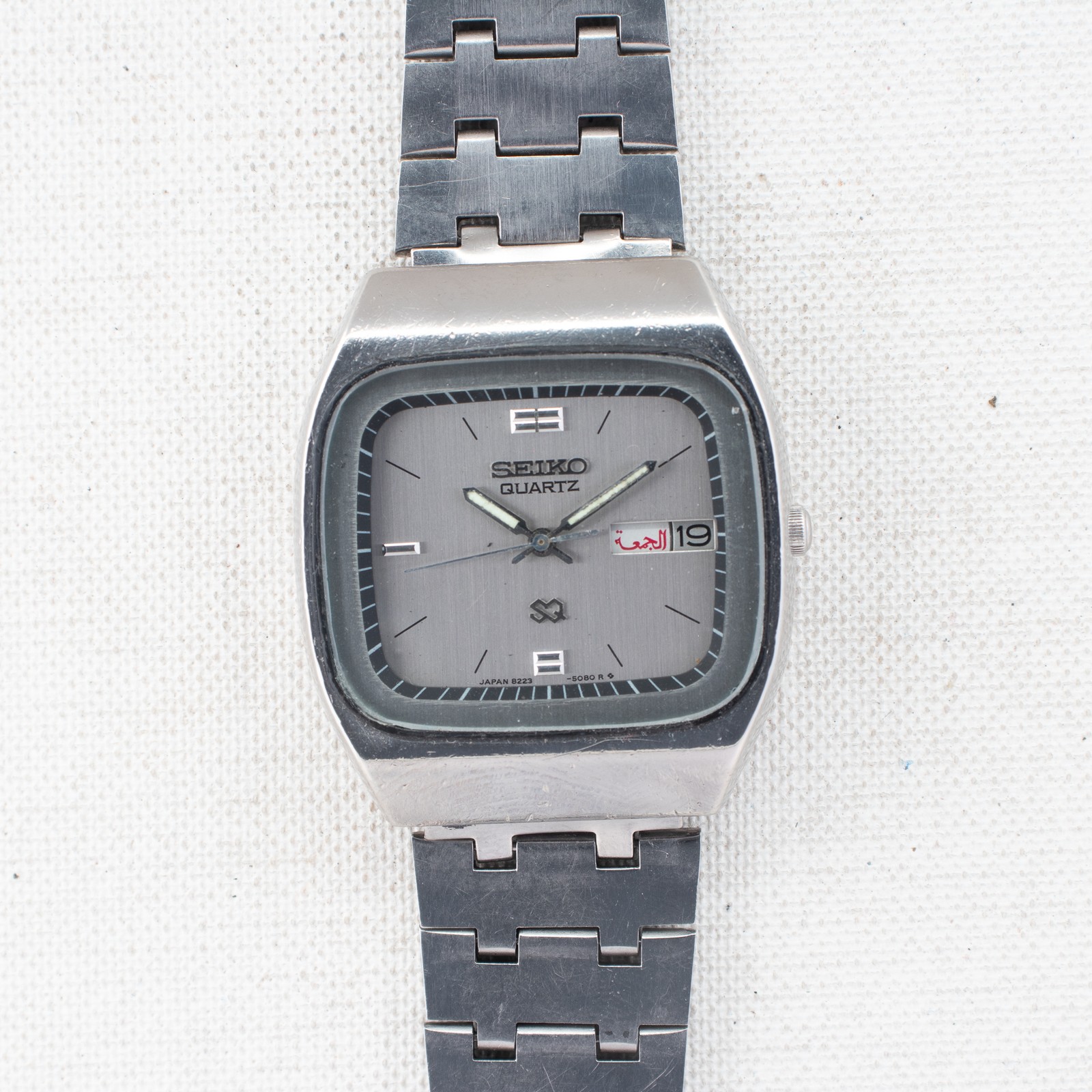 Vintage Seiko SQ Quartz Men’s Watch 8223-5080 Silver Dial, Ar En Day/Date 1989