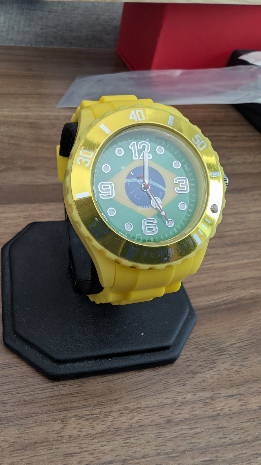 Yellow Brazil Flag Quartz Watch – Sporty Silicone Strap, Rotating Bezel