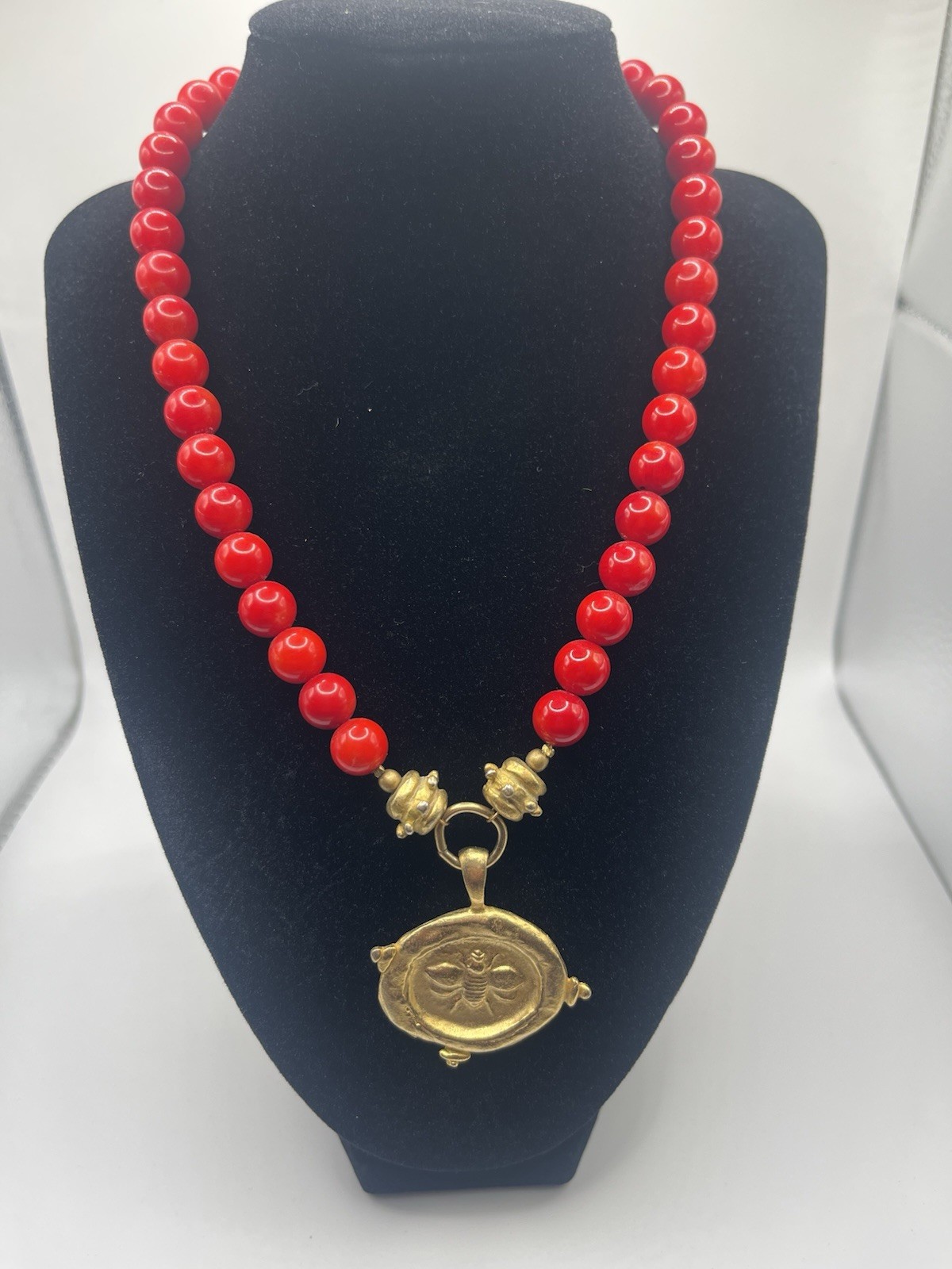 Susan Shaw Bee Medallion Red Glass Bead Necklace Gold Tone Statement 16-21”