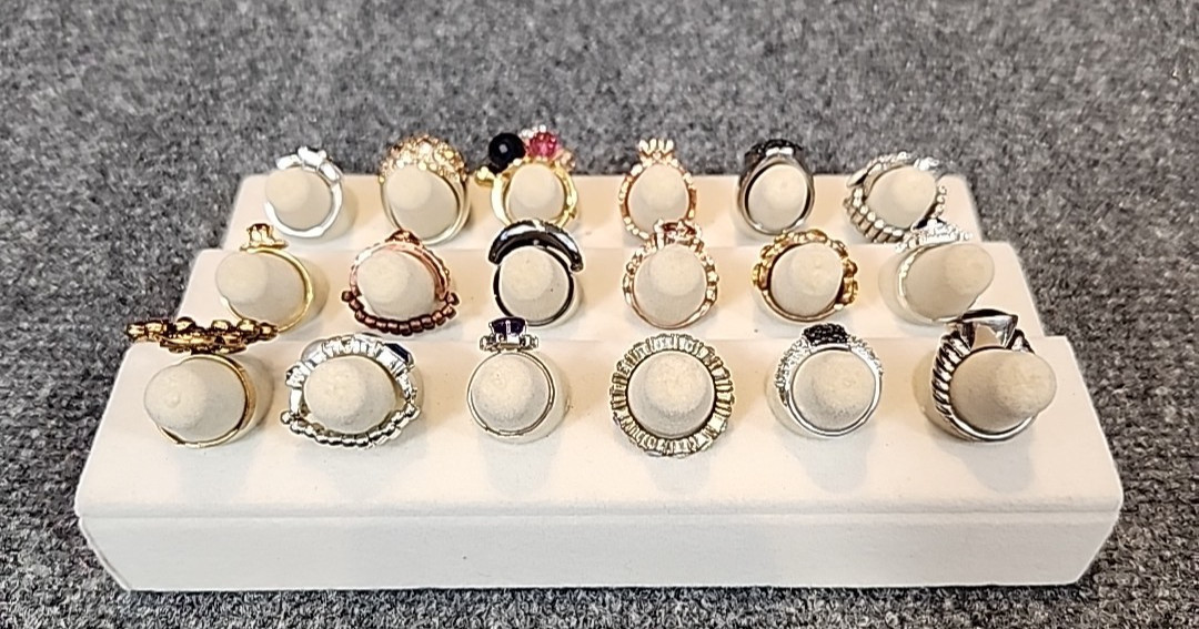 Jewelry 18 Rhinestone Rings Adjustable Sized Stretch Multi-Colored Bands Lot#262