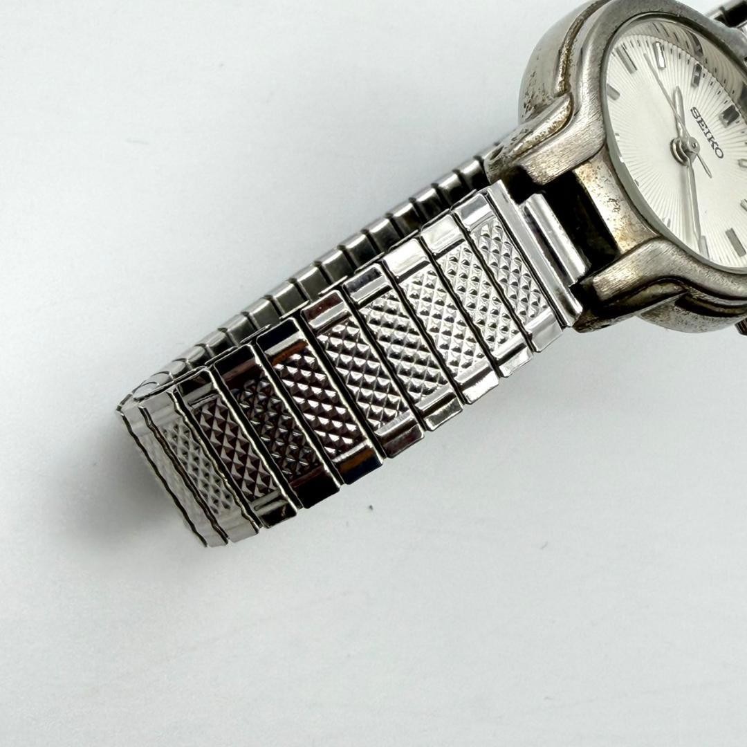 Vintage Seiko round watch, new battery, bellows movement, women’s, working.