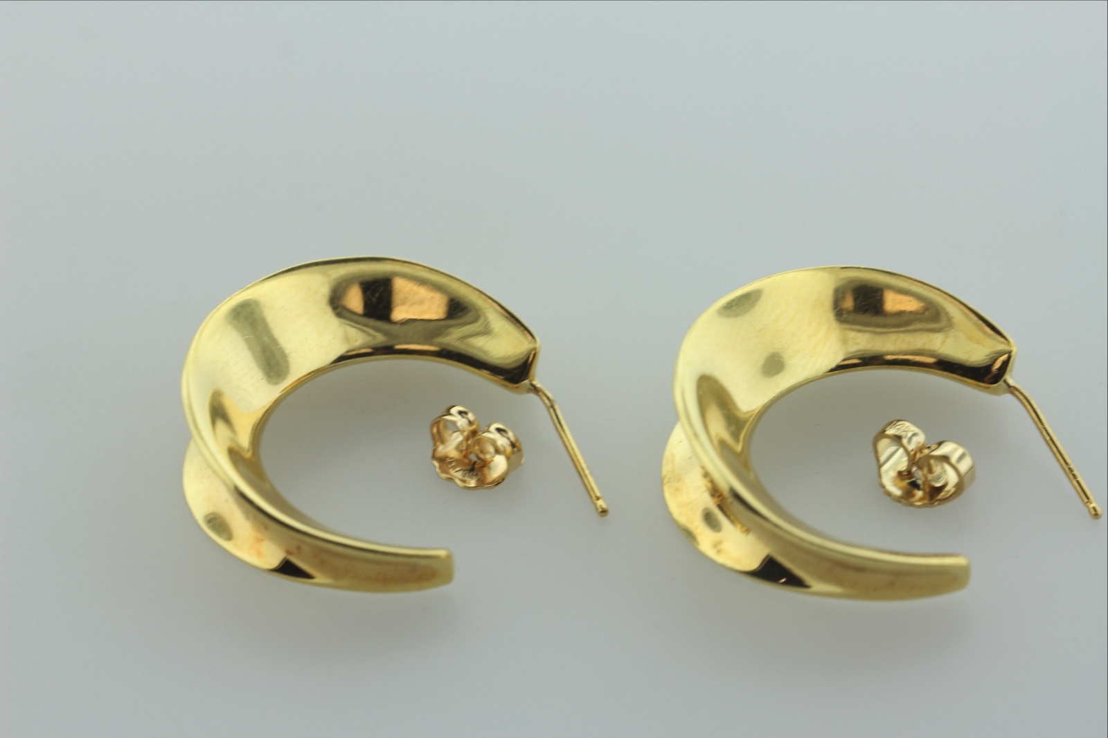 Robert Lee Morris 18K RLM 750 Studio Yellow Gold V Groove Hoop Earrings