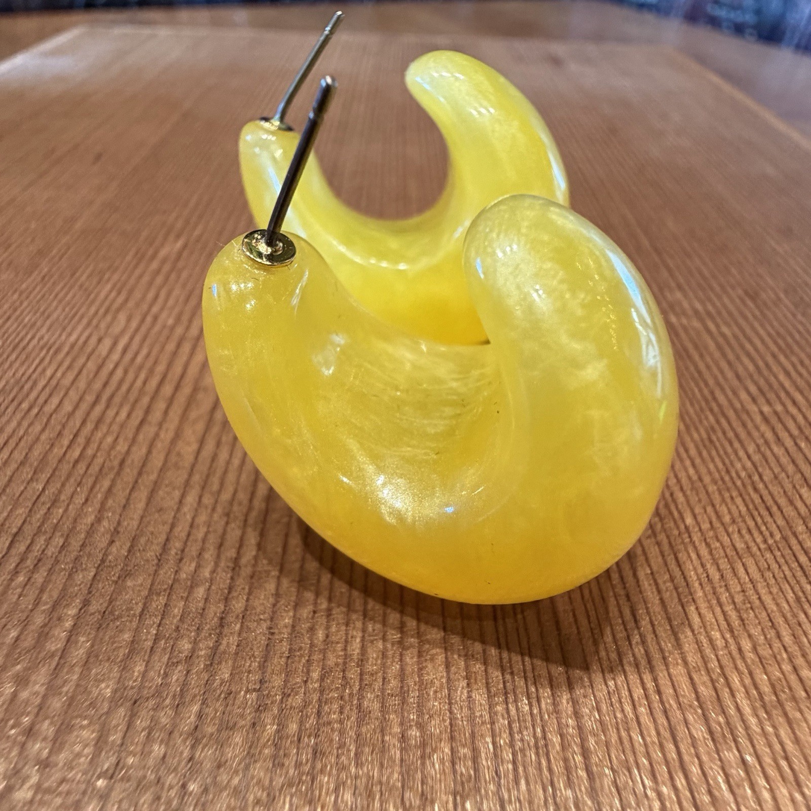 VTG Yellow Marbled Plastic Resin Chunky Huggy Hoop Earrings Crescent Statement