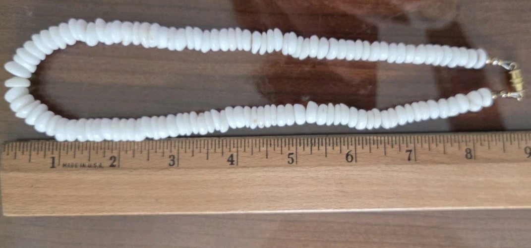 Vintage Genuine Puka Shell Necklace 19″ graduated size 8-10mm shells 83 grams