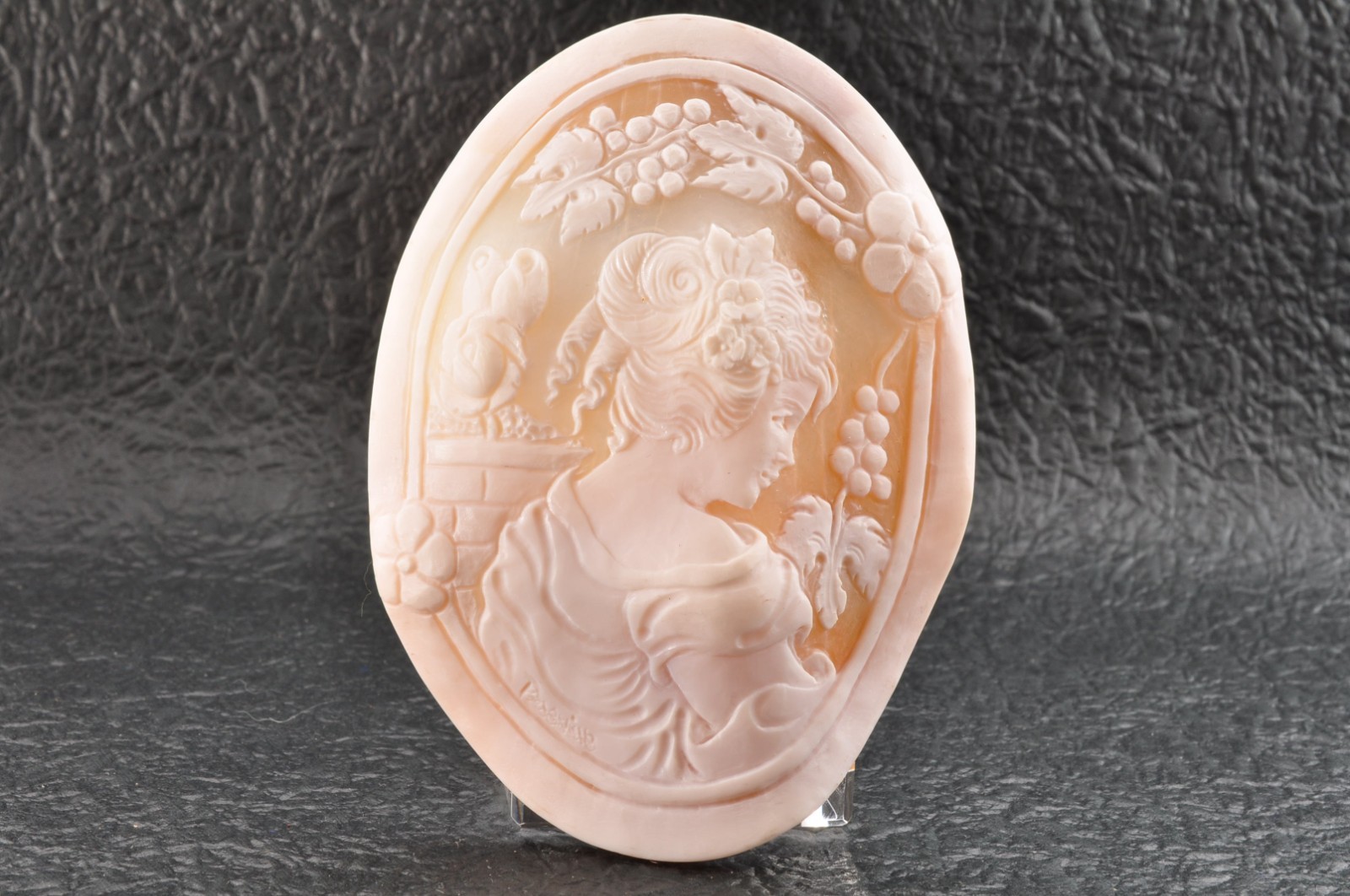 4 items , vintage shell cameo White and brown color (Total 296.0ct) with case.