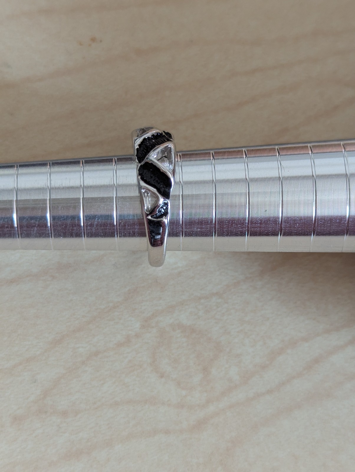 S 18K I Black Inlay Band Ring Size 6 4mm Wide Signed With 5 C or GE