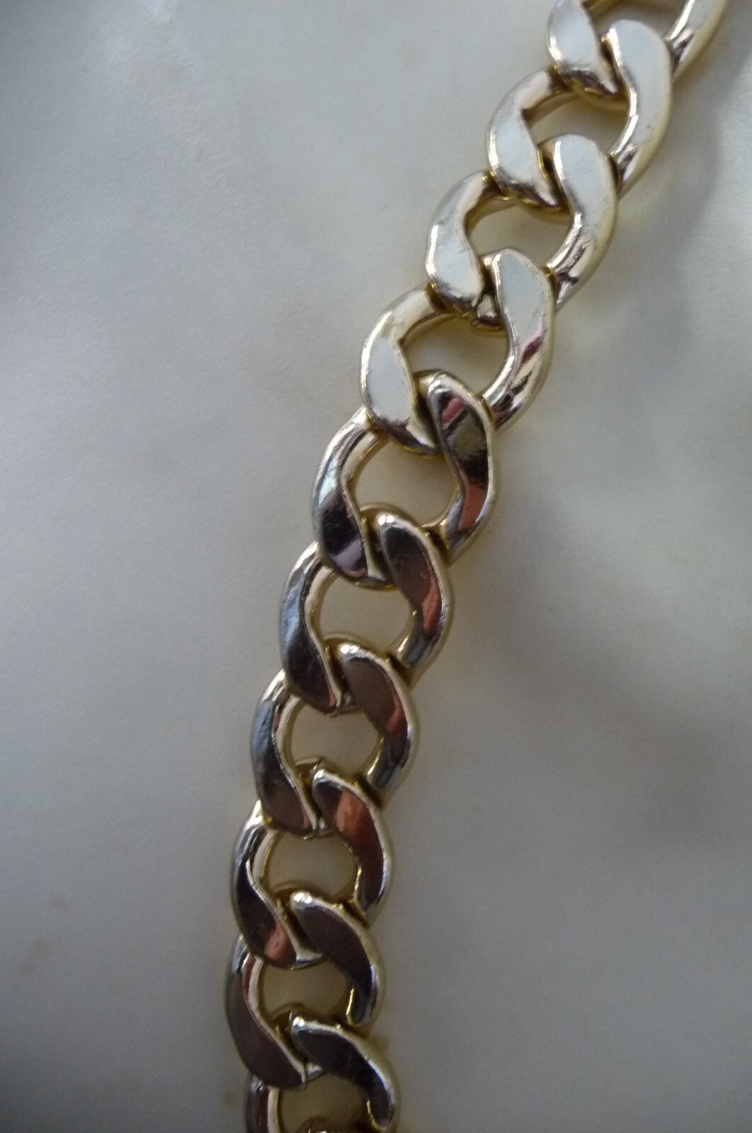A#918X vtg NECKLACE 9″L HEAVY GOLD TONE LINKS 1/2″ W