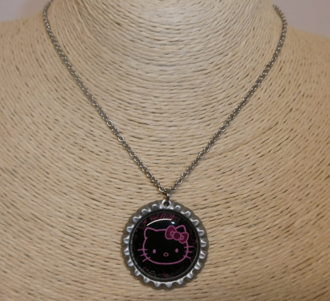 VTG Defunct Cookie Lee Hello Kitty Bottlecap Design Pendant 14″ Necklace Jewelry