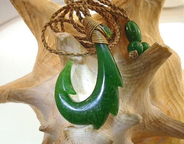 30MM HAND-CARVED GREEN JADE HAWAIIAN POLYNESIAN MAKAU SHARK FISH HOOK NECKLACE