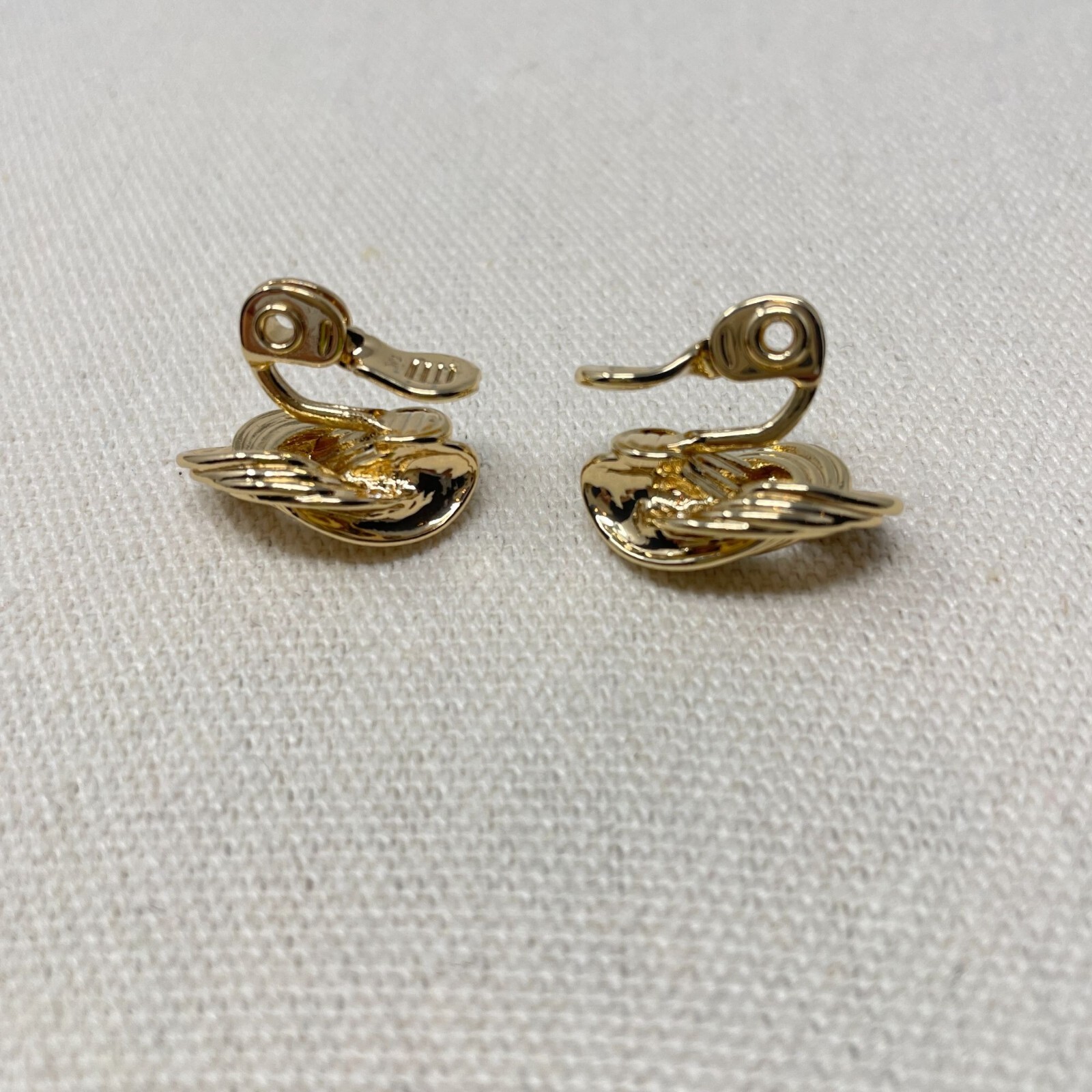 The Jewelry Group TJG Signed Gold Tone Knotted Clip On Statement Earrings Marked