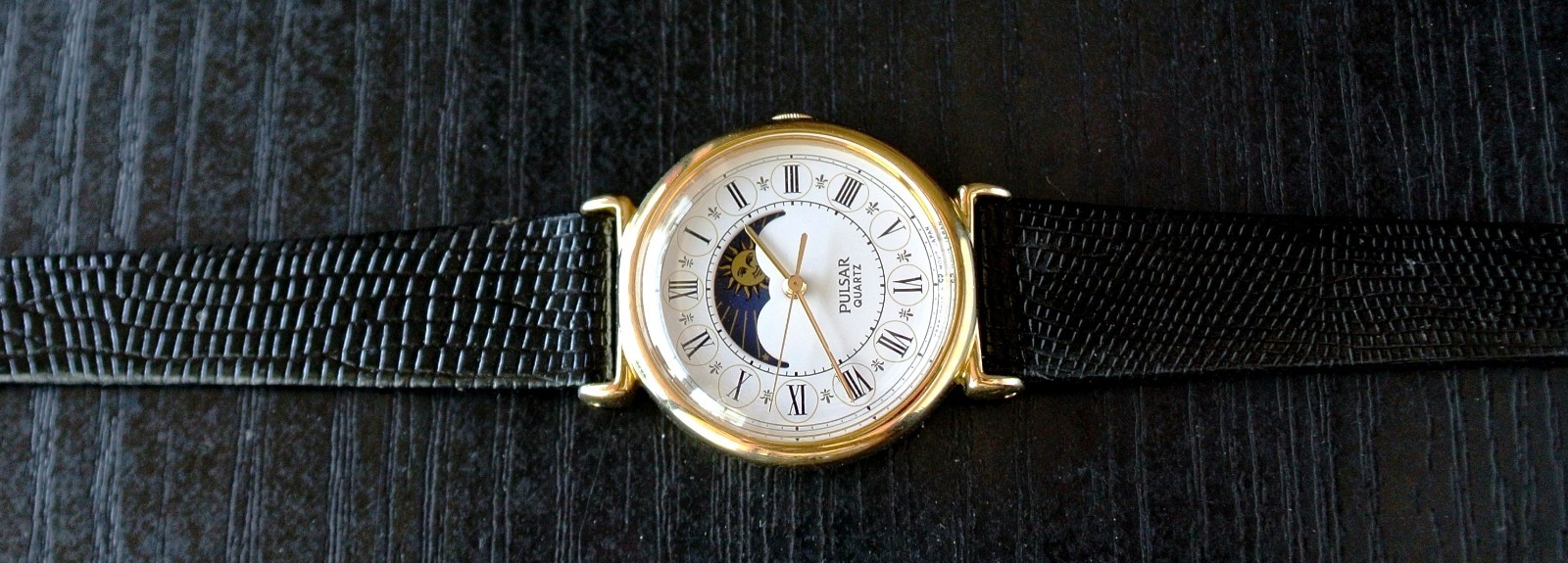 VINTAGE PULSAR SEIKO ELEGANT MOON PHASE QUARTZ WOMEN’S GOLDEN BLACK DRESS WATCH