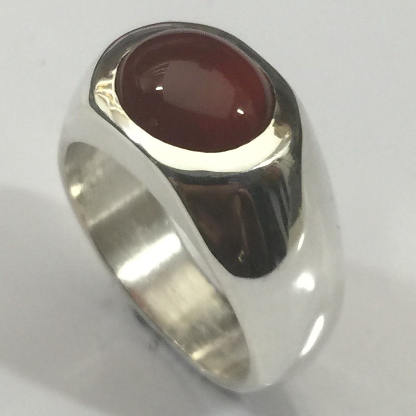 MJG STERLING SILVER MEN’S RING. 12 X 10mm OVAL CARNELIAN CAB. SIZE 10