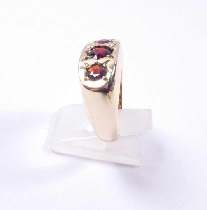 Ring 9 carat yellow gold size R 1/2 Three stone Gypsy style 3.8 grams very good