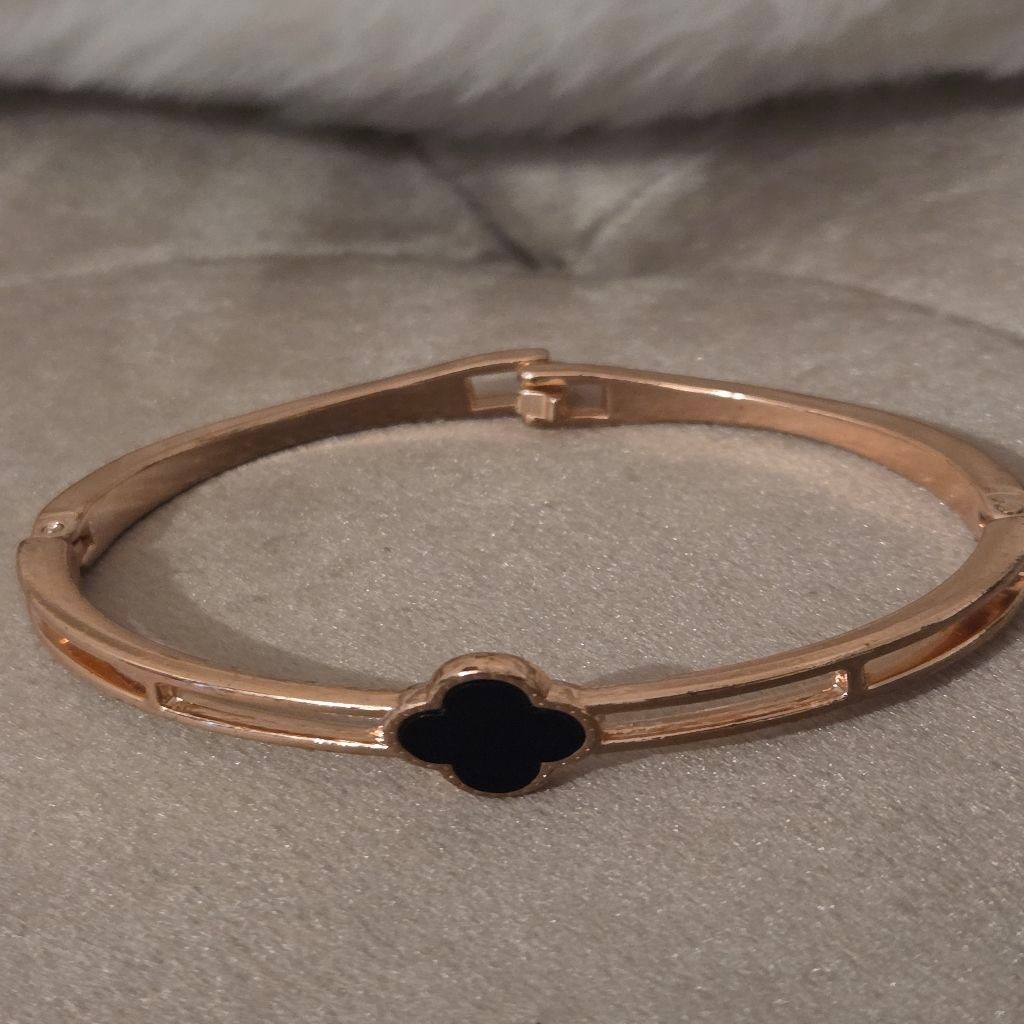 Women’s Unbranded Rose Gold and Black Clover Bangle Bracelet, One Size