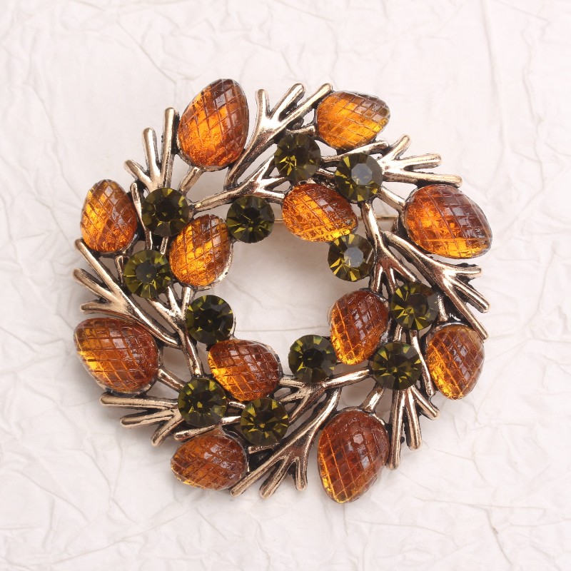 Vintage Pinecone Wreath Brooch: Unique Jewelry Accessory for Ladies,Perfect Gift