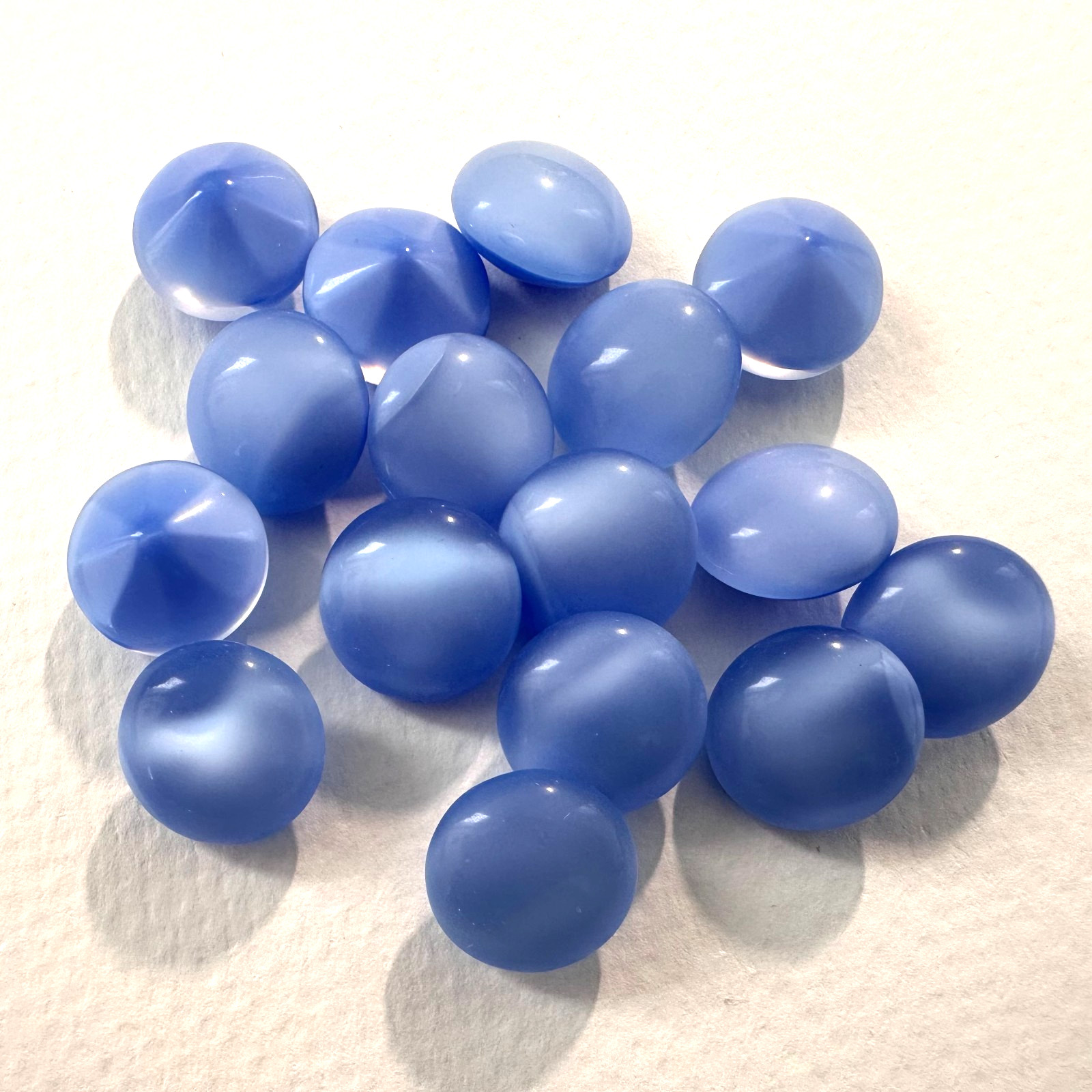 G60 Vintage glass stones 60SS (13.7mm) round blue moonstones pointed back (16)